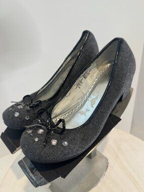 TKS Iris Gray Dress shoes size 4 youth